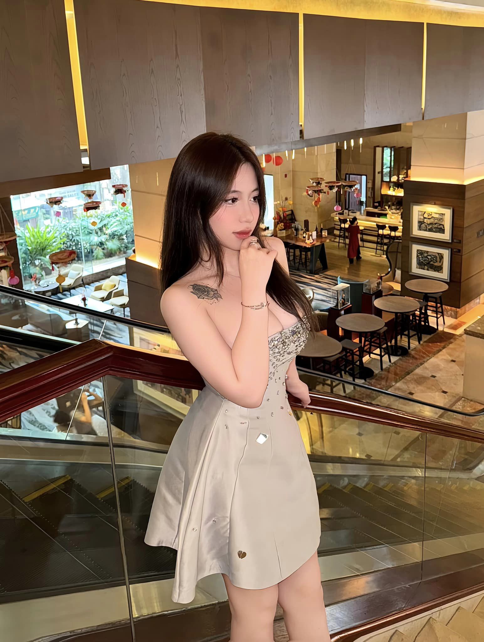 Hotgirl Ngực Khủng Thuỳ Linh